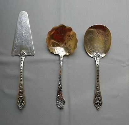 Trois pièces de service (pelle à glace, gâteau...