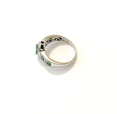 MATY
Bague en or gris 750 millièmes, le centre...
