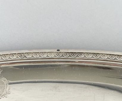 Plat ovale en argent uni 950 millièmes, l'aile...
