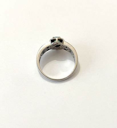 MATY
Bague en or gris 750 millièmes, le centre...