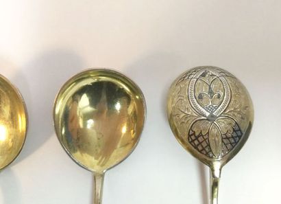 Six cuillers à thé en argent vermeil niellées,...