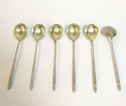 Six cuillers à thé en argent vermeil niellées,...