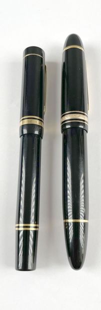 MONTBLANC
Stylo plume noir à décor de filets...