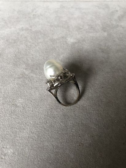 Bague en platine 850 millièmes sertie, au...
