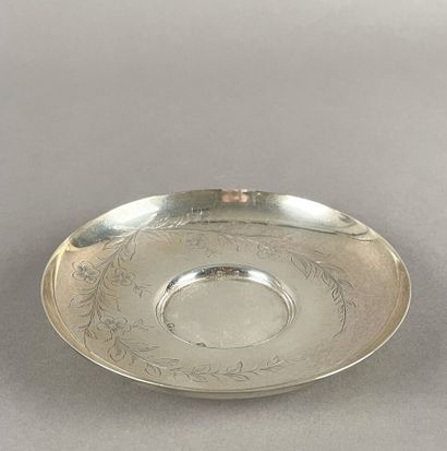 Plat de présentation rond tripode en argent...