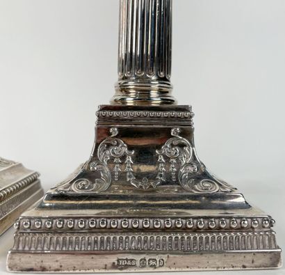 Paire de flambeaux en argent reposant sur...