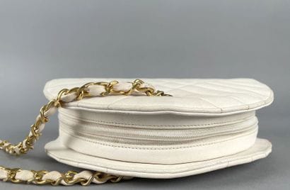 CHANEL 
Sac demi-lune en cuir blanc matelassé,...