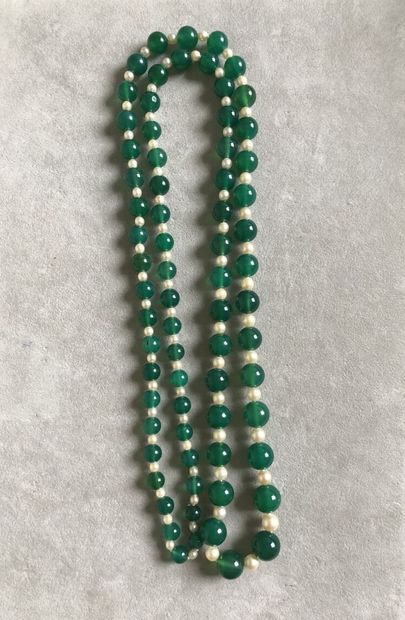 Collier de boules de chrysoprases alternées...