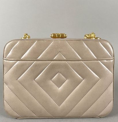 CHANEL
Sac mallette en cuir matelassé taupe,...