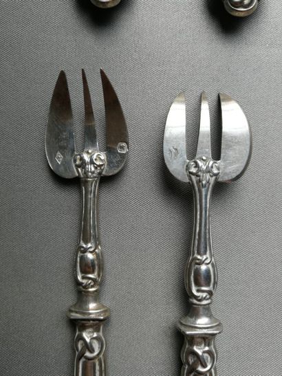 Douze fourchettes à huîtres en argent 800...