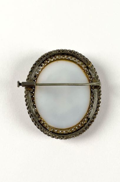 Lot comprenant une broche en argent sertie...