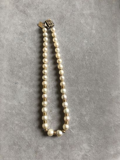 Lot de trois colliers de perles de culture...