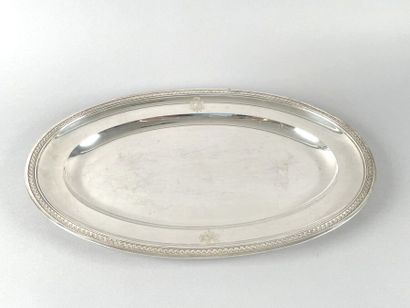 Plat ovale en argent uni 950 millièmes, l'aile...