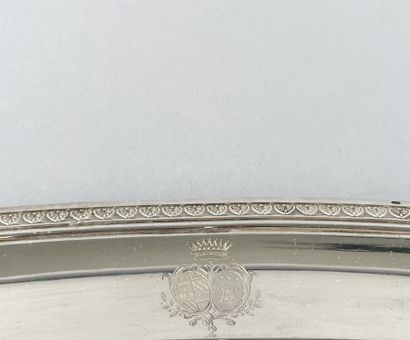 Plat ovale en argent uni 950 millièmes, l'aile...