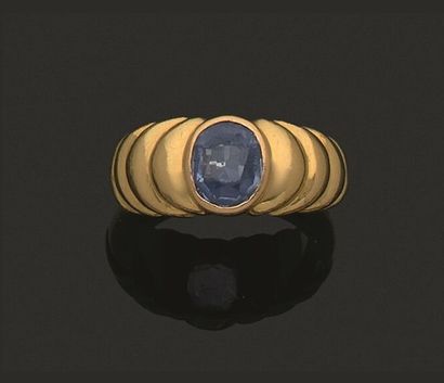 Bague en or jaune 750 millièmes, le centre...