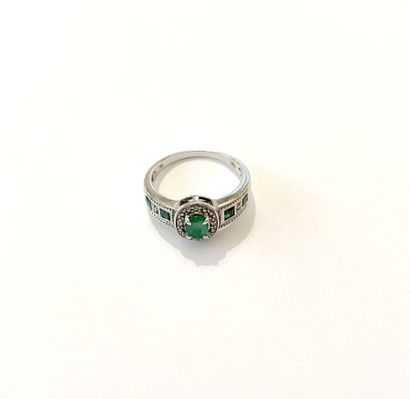 MATY
Bague en or gris 750 millièmes, le centre...