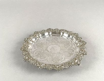 Plat de présentation rond tripode en argent...