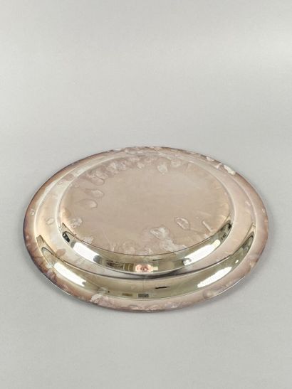 Plat rond en métal argenté à motif d'un rang...