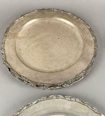 Cinq assiettes de présentation et deux petites...