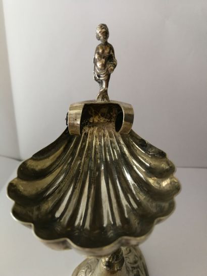 Petite coupe sur piédouche à décor de coquille...