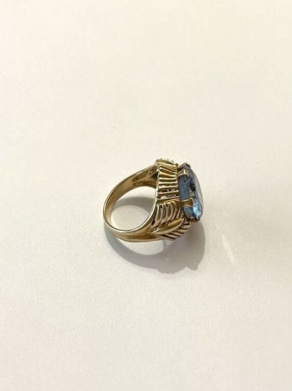 Bague en or jaune 750 millièmes, le centre...