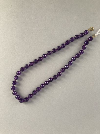 Collier de quarante boules d'améthystes choker,...