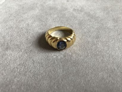 Bague en or jaune 750 millièmes, le centre...