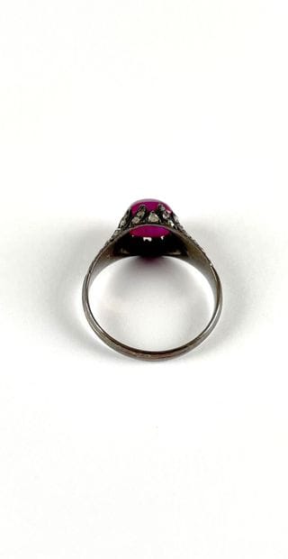 Bague en or 750 millièmes, le centre orné...