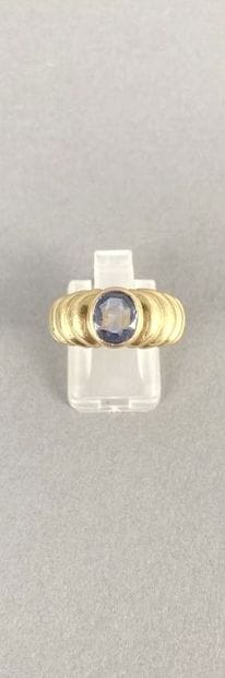 Bague en or jaune 750 millièmes, le centre...