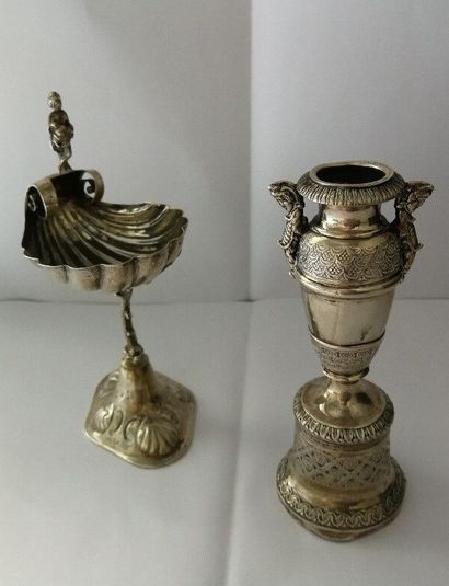 Petite coupe sur piédouche à décor de coquille...