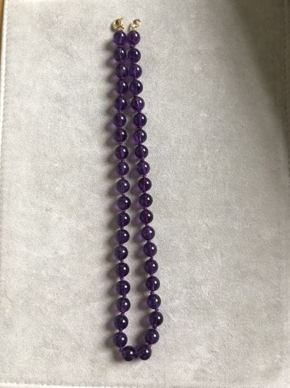 Collier de quarante boules d'améthystes choker,...