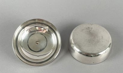 Boîte ronde couverte en argent uni 950 millièmes,...