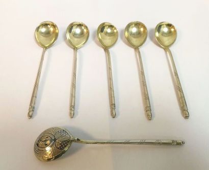 Six cuillers à thé en argent vermeil niellées,...