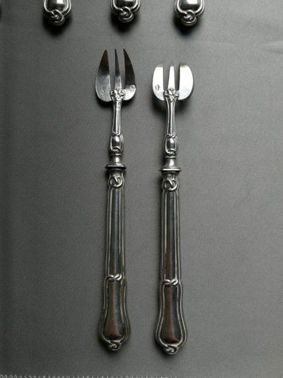 Douze fourchettes à huîtres en argent 800...