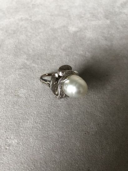 Bague en platine 850 millièmes sertie, au...