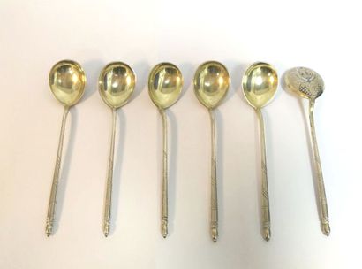 Six cuillers à thé en argent vermeil niellées,...