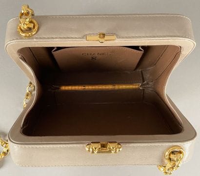 CHANEL
Sac mallette en cuir matelassé taupe,...