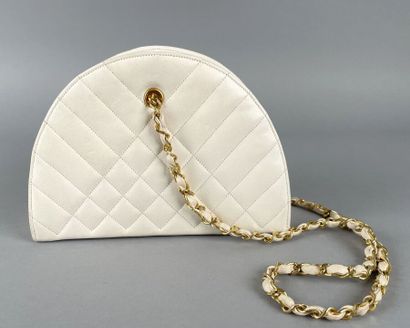 CHANEL 
Sac demi-lune en cuir blanc matelassé,...