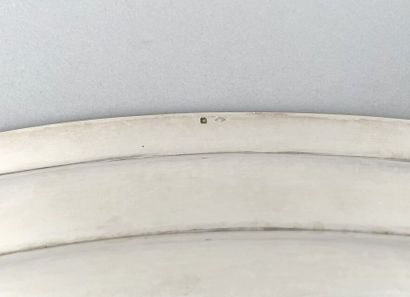 Plat ovale en argent uni 950 millièmes, l'aile...