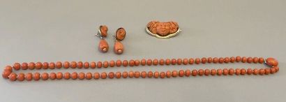 Ensemble orné de corail gravé ou uni, les...