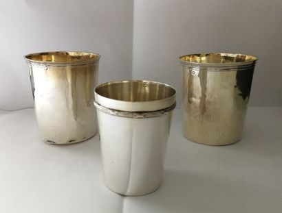 Deux gobelets et une timbale en argent uni...