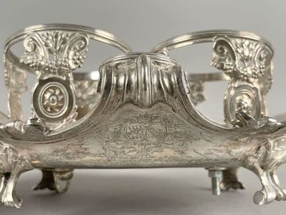 Monture d'huilier en argent posant sur quatre...