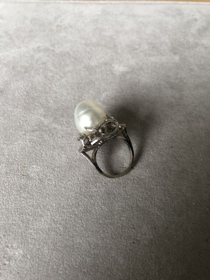 Bague en platine 850 millièmes sertie, au...