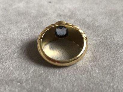 Bague en or jaune 750 millièmes, le centre...