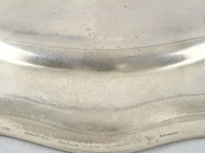 Paire de plats ronds en argent uni 925 millièmes,...