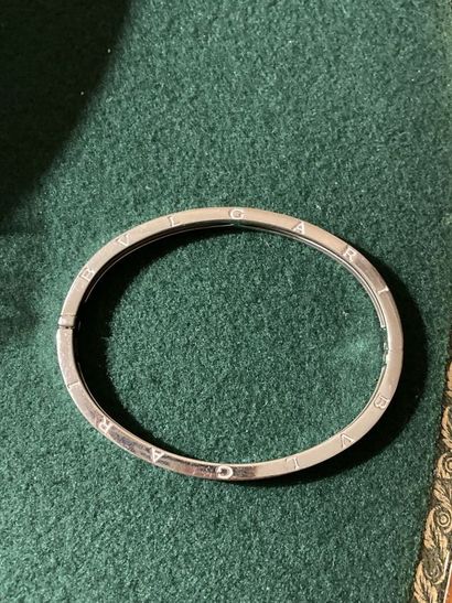 BULGARI
Bracelet rigide et ouvrant en or...