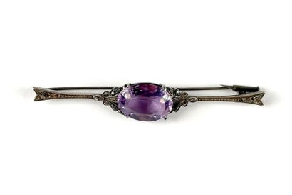 Lot comprenant une broche en argent sertie...