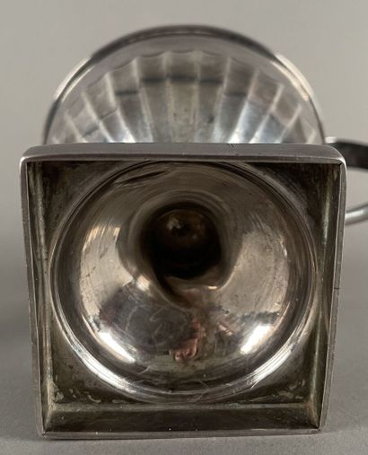 Sucrier en argent 925 millièmes posant sur...