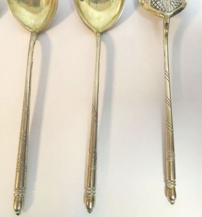 Six cuillers à thé en argent vermeil niellées,...