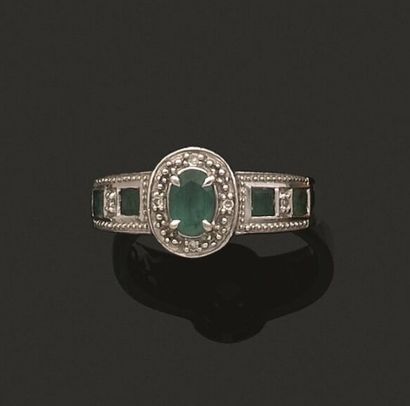 MATY
Bague en or gris 750 millièmes, le centre...